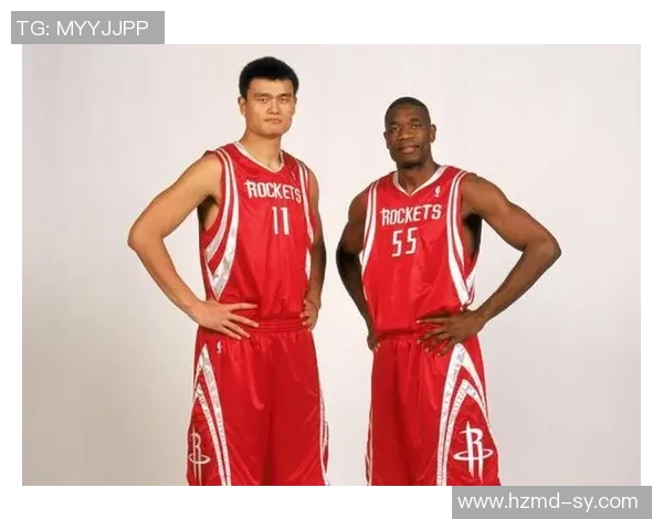 姚明与穆托姆博同框合影展现篮球巨星风采的经典瞬间