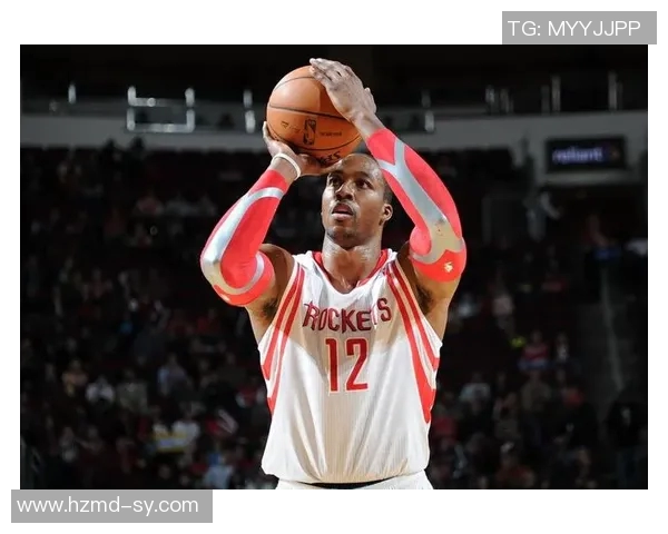 姚明在比赛中精彩盖帽后意外摔倒引发全场惊呼和热议 姚明在比赛中精彩盖帽后意外摔倒引发全场惊呼和热议