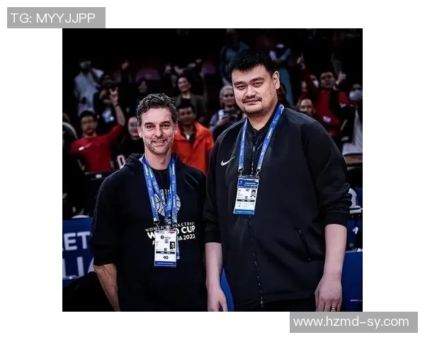 姚明穿拖鞋出街引发热议网友调侃其时尚选择与身高差异的幽默碰撞