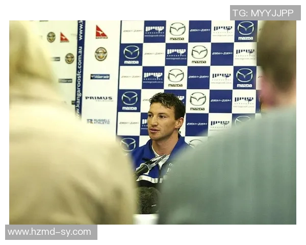 某足球明星公开表达对球迷的不屑态度引发热议与争议